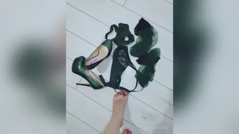 WandaThorne — Legs, feet & nylons