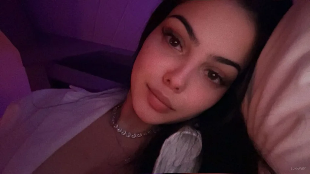LunnaVey — live cam