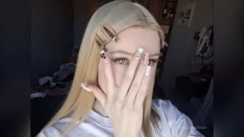 MeladyStras — face and manicure