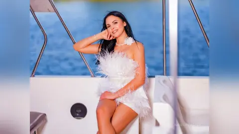AngelinaKunis — 🥰
