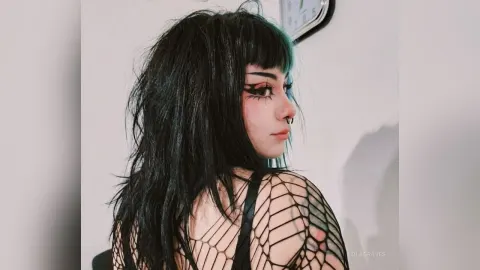 LolaGraves — Me!