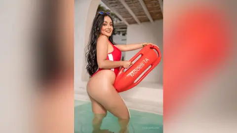 FabianaLima — Tropical baywatch 🌊