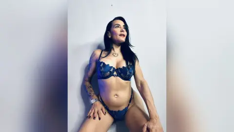 KimyHall — Sexy blu