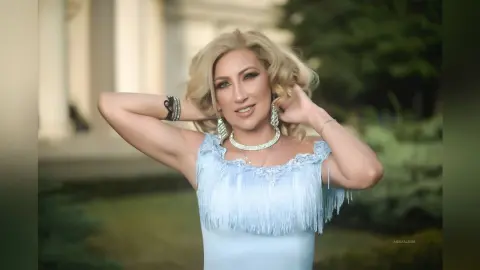 AnisaAlbani — Queen