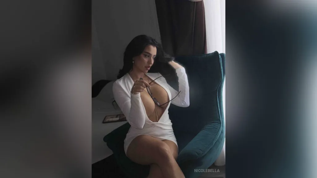 NicoleBella β Teacher πon desk