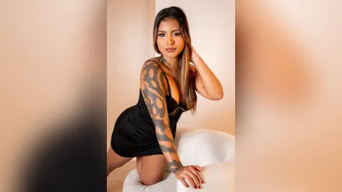 RebeccaTowers — Short dress, hot legs!