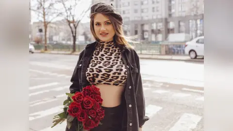 Zendaya — I ♥ Roses 🥰