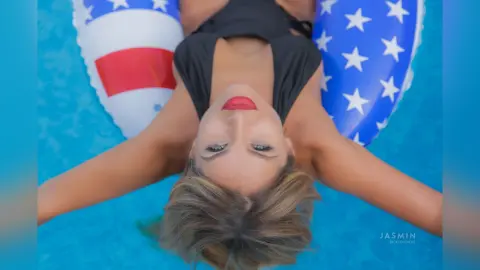 Vicky — pool party