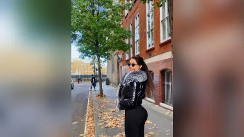 Chloe — While sexy in London 😄