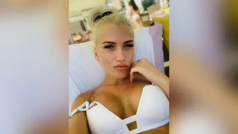 ElsaPressley — Too hot🥵