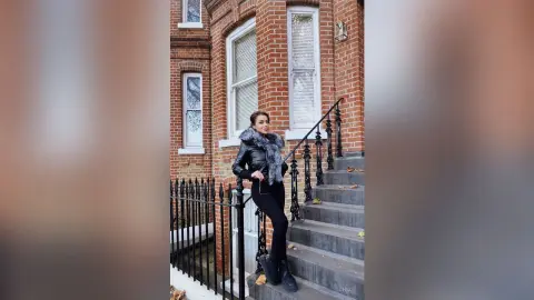 Chloe — While sexy in London 😄