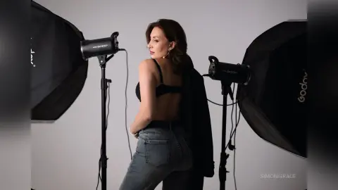 SimoniGrace — sexy in jeans 🫦