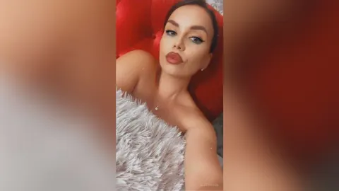 AliceReign — Bow down, bitches !