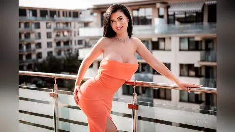 Adeline — Orange color suits me ?