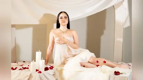JulieSharp — Petals of seduction 🌹✨