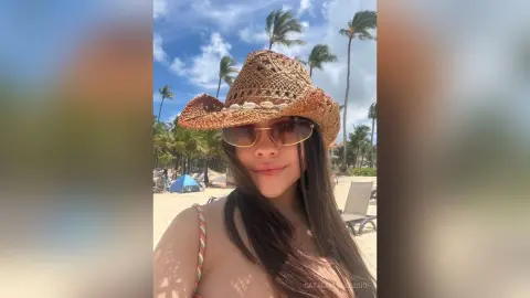 CatalinaDalessio — Sunbathing ⛱️