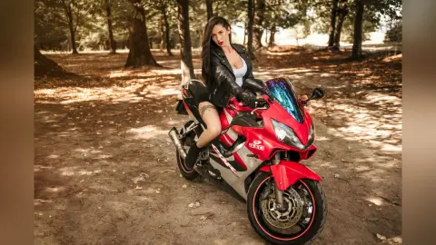 Julya — Hot ass for a drive