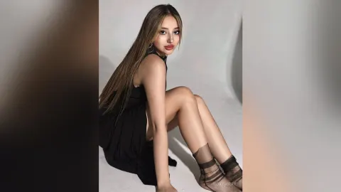 RoxyWray — lady in black