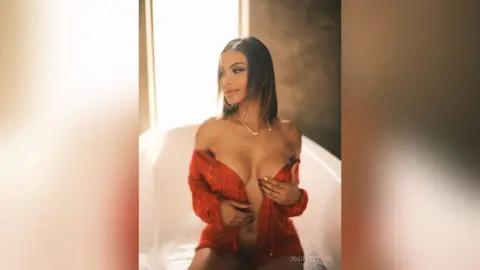 JosiePelthon — So wet in the jacuzzi