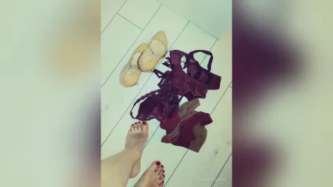 WandaThorne — Legs, feet & nylons