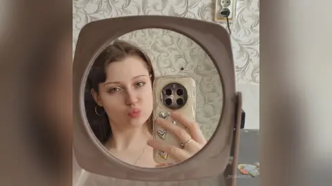 JuliaMoreau — Cute face)