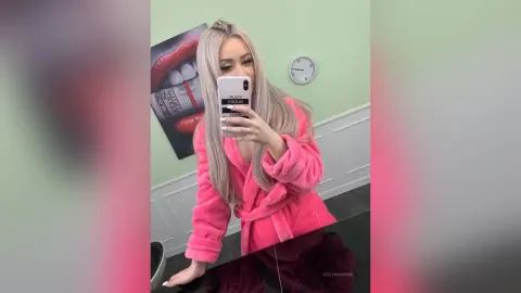 Evelyn — Selfie