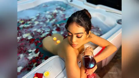 AmelyLu — HOT TUB