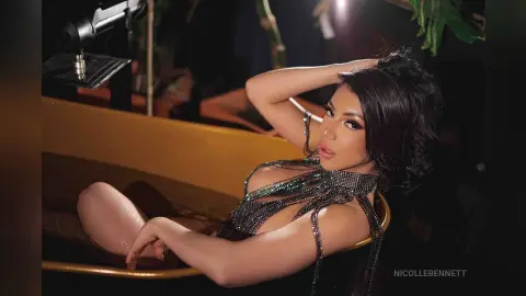 NicolleBennett — 𝒮𝑒𝒹𝓊𝒸𝓉𝒾𝓋𝑒 𝒻𝓁𝒶𝓈𝒽 𝒷𝒶𝓉𝒽