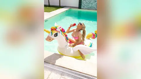 MonaLys — Pool party