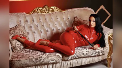 LoraEve — Love the Red! 