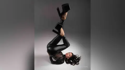 SarahSenz — Catsuit 🥵