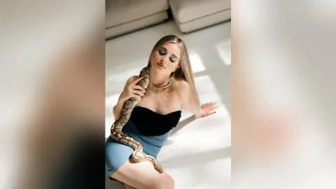 MonaHoney — grab your snake bb