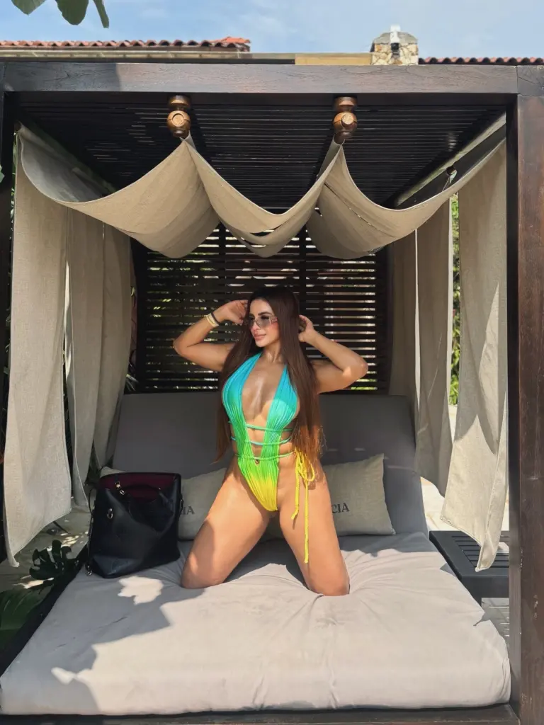 Mia_bond