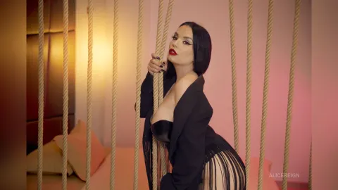 AliceReign — Soft Looks, Sharp Power