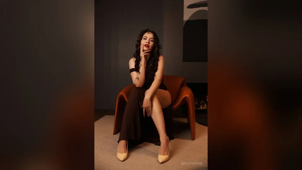 AryaThorne — live cam