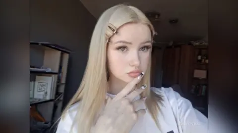 MeladyStras — face and manicure