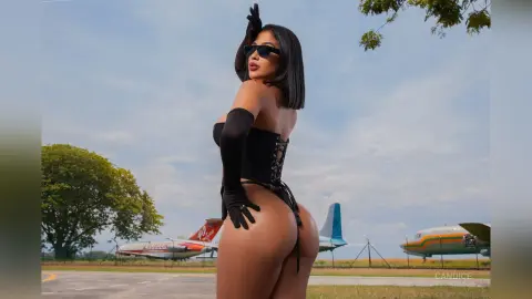 Candice — sexy pilot girl