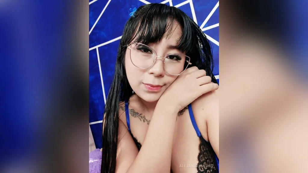 AlejandraHeart — curving girl here