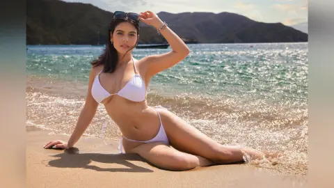 Scarlett — Beach, sand, sun and my burning body ☀