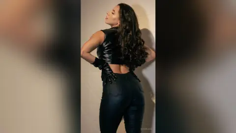ElizaLuxe — Leather girl! 🖤🌟