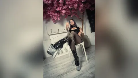 AnnaHarmonie — Dominatrix