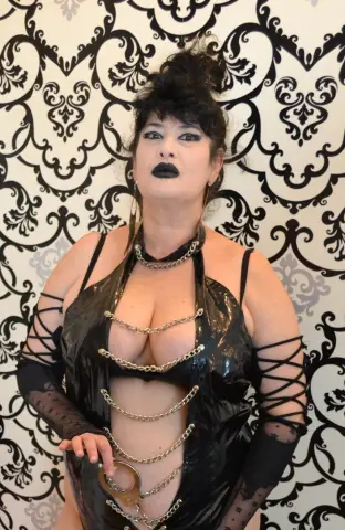 QueenElvyra — Streamate Photos