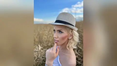 EmmaAmstrong — natural beauty