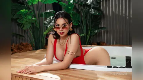 VanesaBellini — My hot side wants some hot water 💦