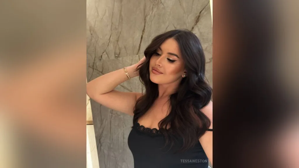 TessaWeston — Mirror Moments💋