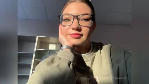 KatieGoodacre — hi everyone - it's me