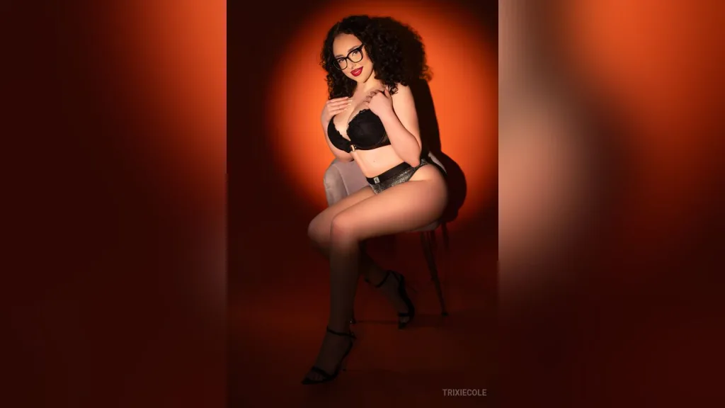 TrixieCole — Curvy Mood