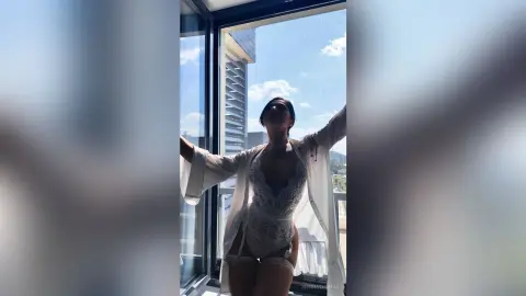 SiennaThomas — White swan 🦢