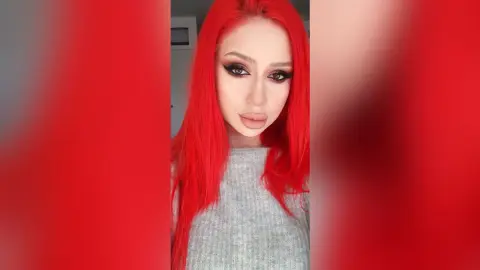 Noir — Selfie