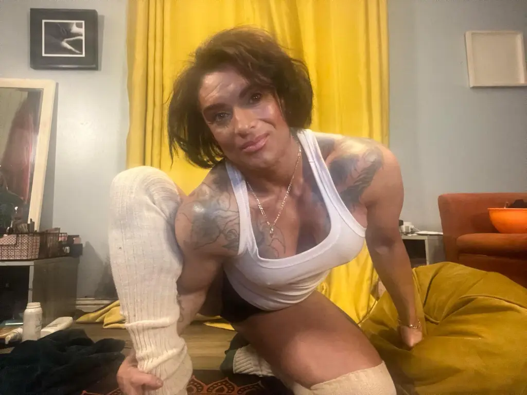 NiceMuscleGirlXZXZ